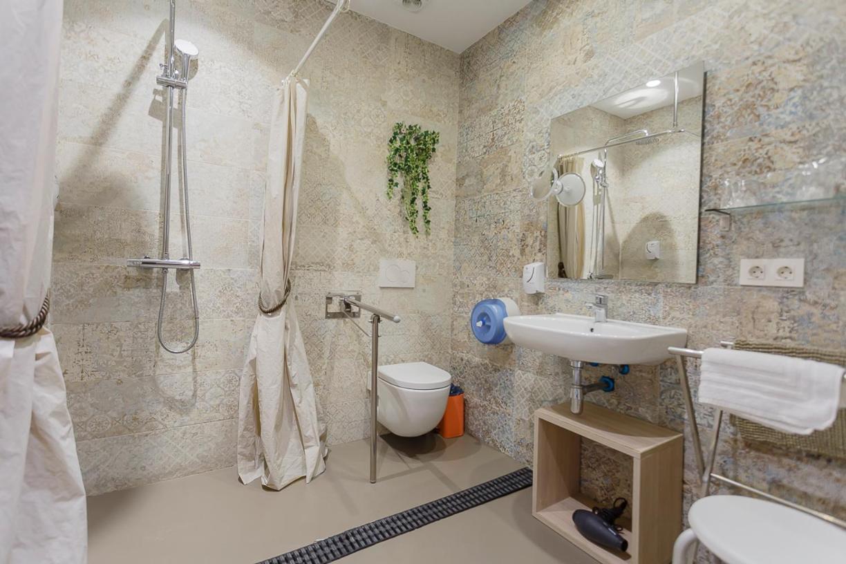 Hostal Rodas Pamplona Luaran gambar