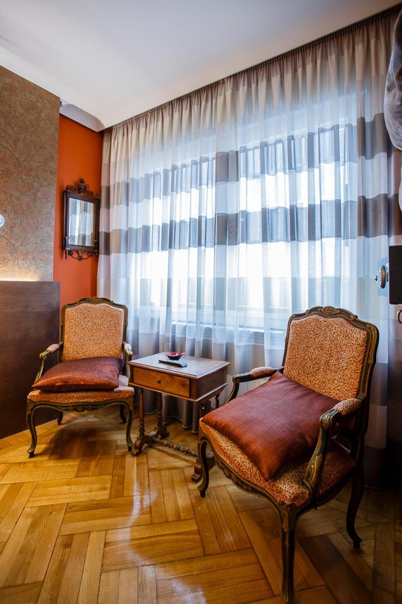 Hostal Rodas Pamplona Luaran gambar