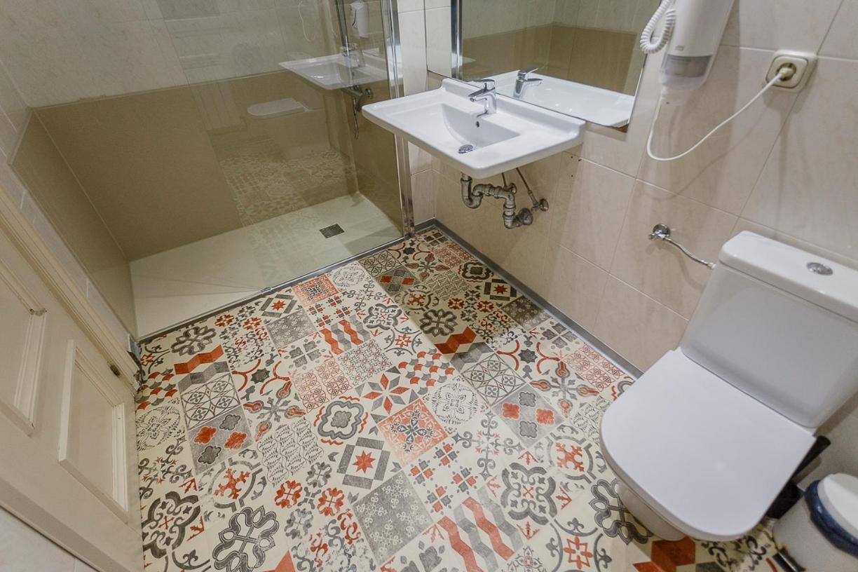 Hostal Rodas Pamplona Luaran gambar